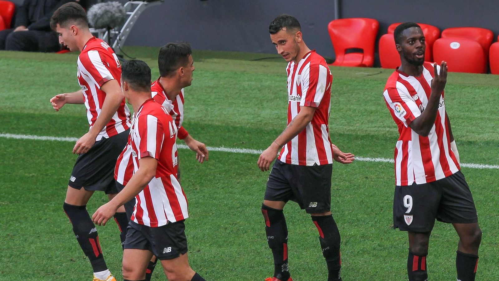 Los jugadores del Athletic de Bilbao festejan el gol de Iñaki Williams (d), segundo gol de su equipo contra el Levante