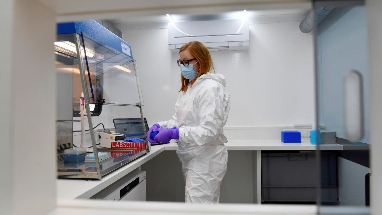 Una trabajadora de un laboratorio prepara test rápidos de coronavirus
