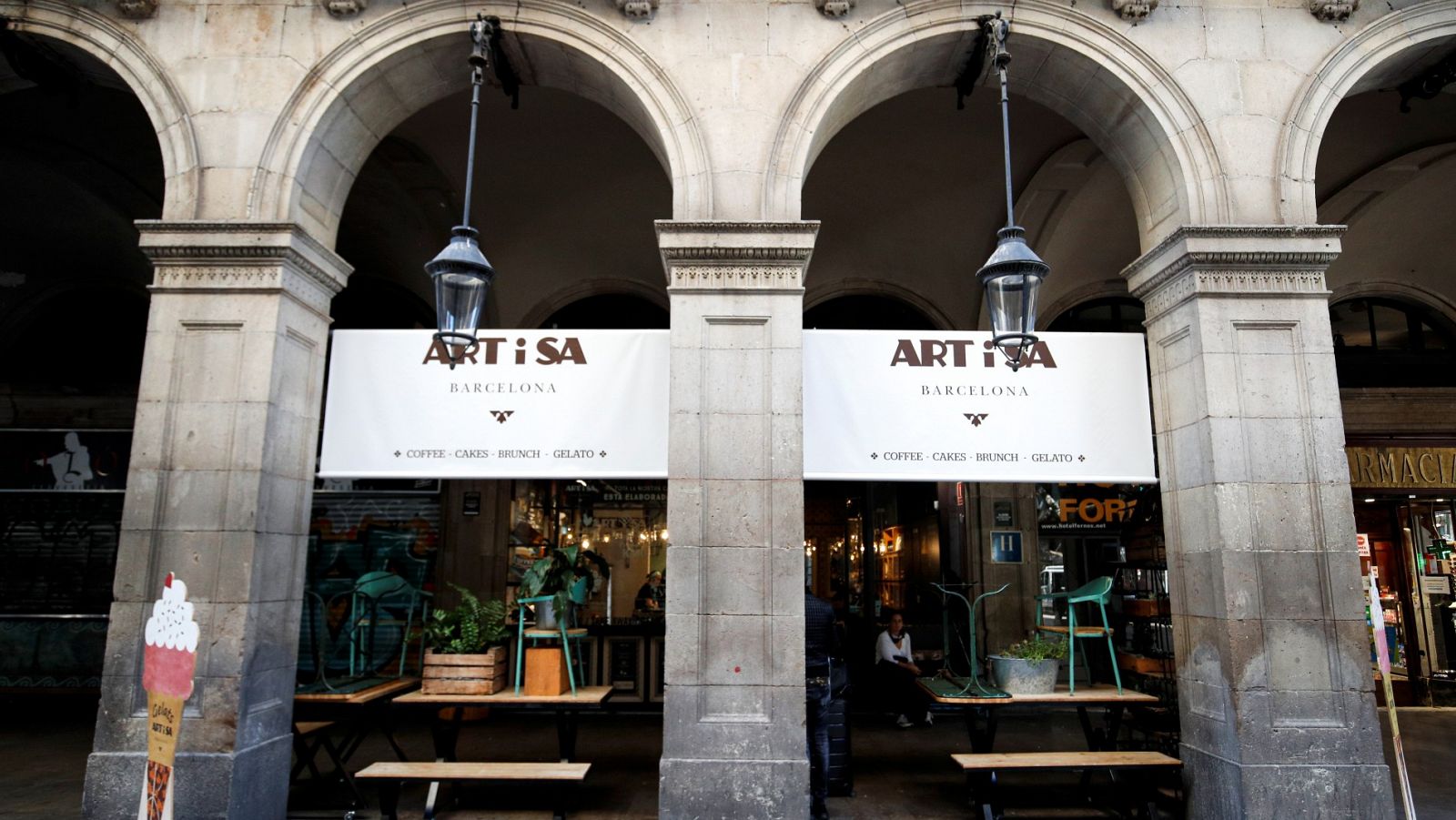 Una cafetería cerrada en Barcelona por las restricciones de la Generalitat