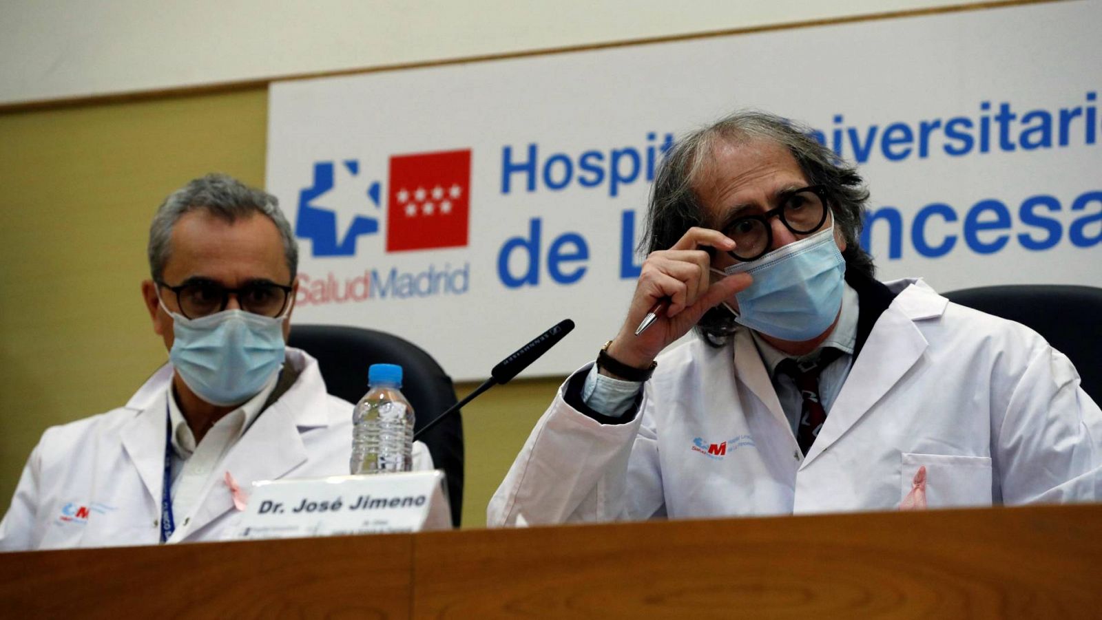 Los médicos Vicente Estrada y José Jimeno, en la presentación de los resultados preliminares del Aplidin
