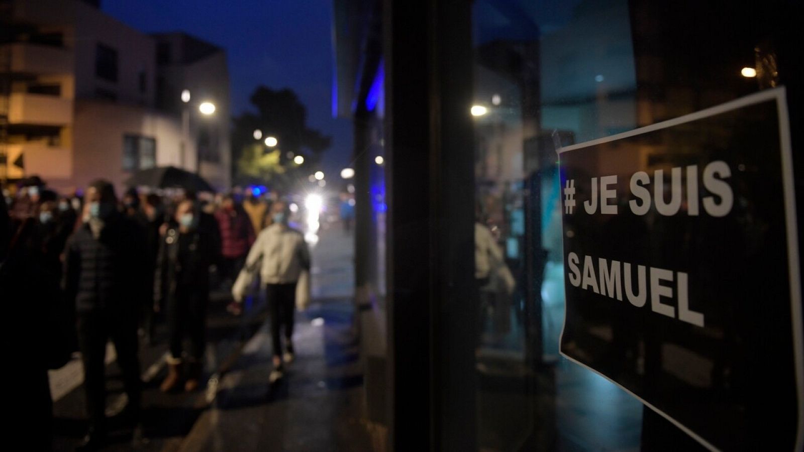 Marcha de vigilia para presentar respetos al profesor Samuel Paty en Francia