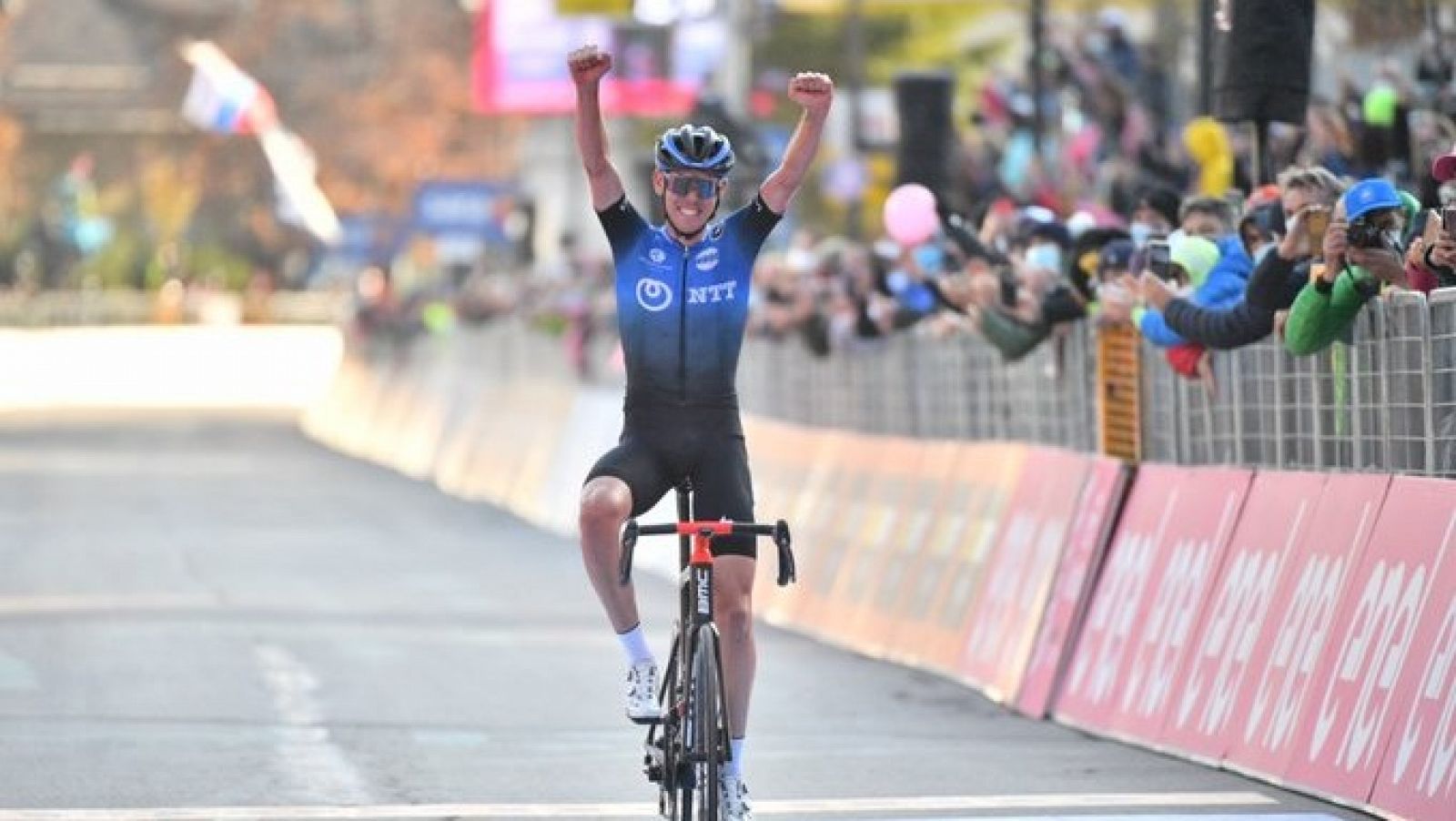 El ciclista australiano Ben O'Connor (NTT) celebra su triunfo en la decimoséptima etapa del Giro 2020.