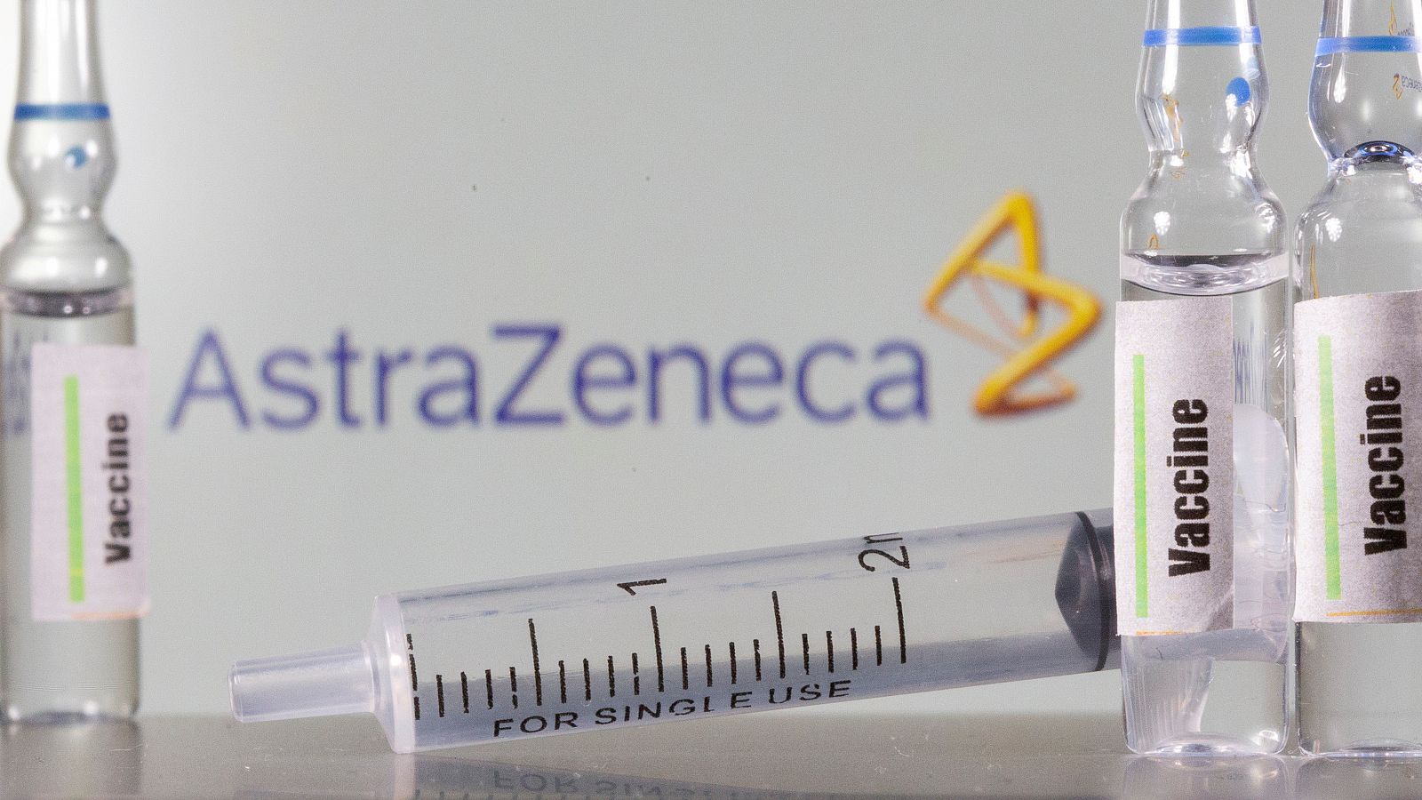 La Universidad de Oxford y AstraZeneca ensayan su vacuna contra la COVID-19 en decenas de miles de personas.