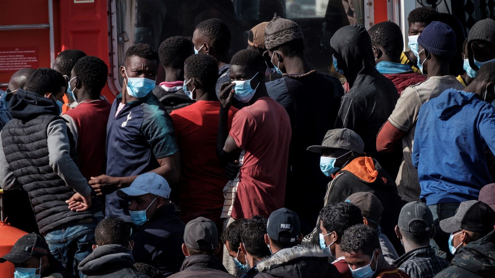 Un grupo de migrantes rescatados por Salvamento Marítimo esperan en el puerto de Arguineguín (Gran Canaria).