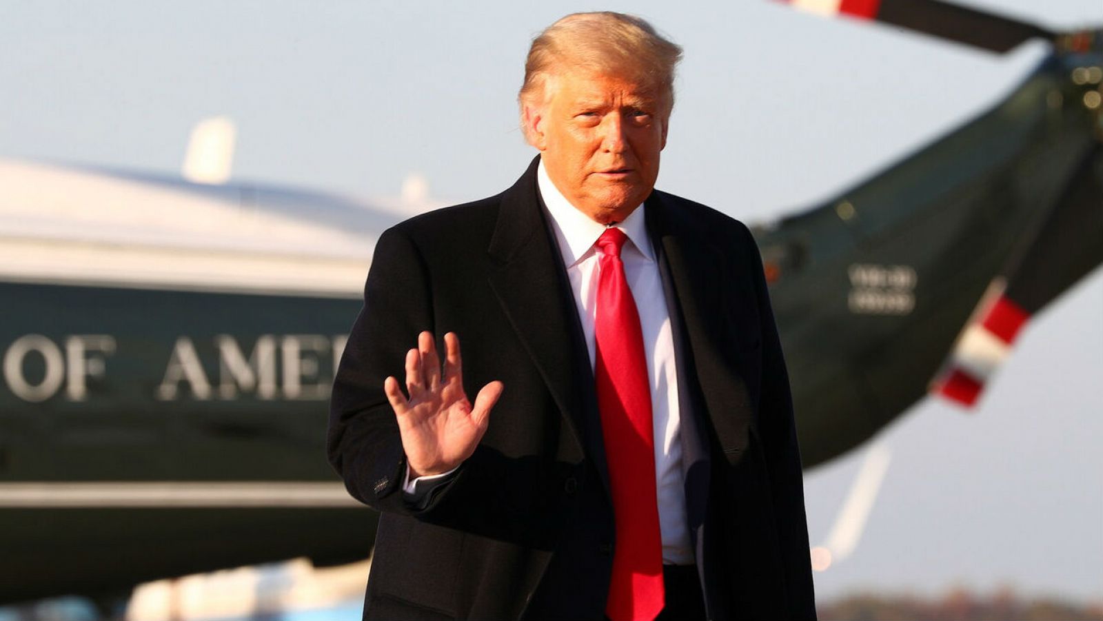 El presidente de EE. UU., Donald Trump, saluda antes de abordar el Air Force One antes de un viaje de campaña, en la base conjunta Andrews, Maryland, EE. UU.