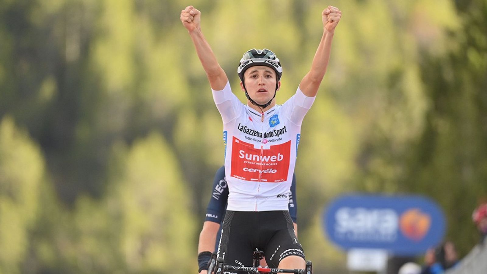 El ciclista australiano Jai Hindley celebra su victoria en la decimoctava etapa del Giro 2020.