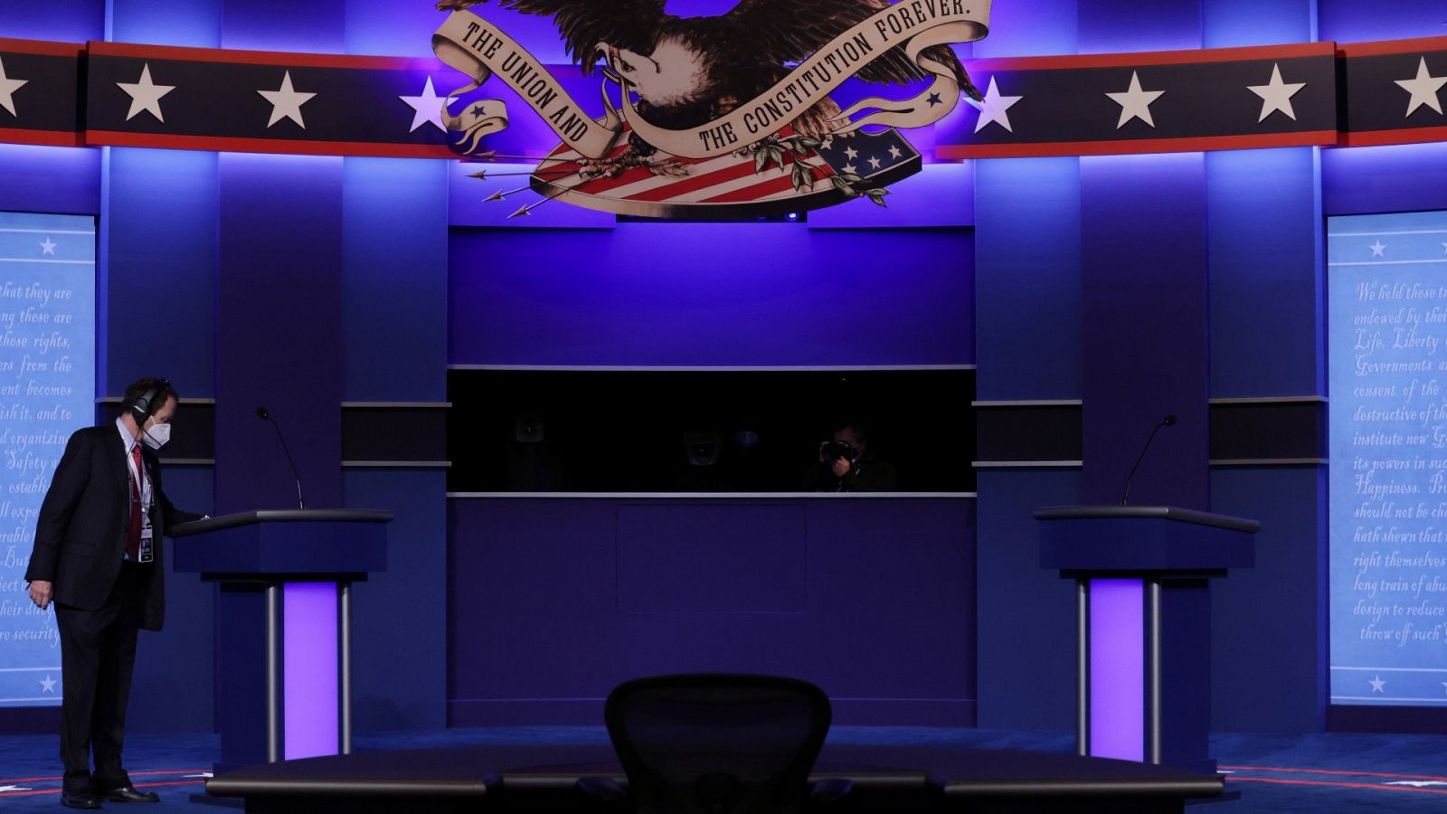Un hombre revisa el escenario del último debate presidencial en Estados Unidos