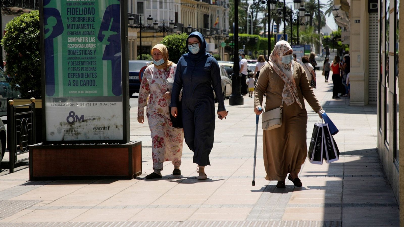 Varias mujeres caminan por el centro de la ciudad de Melilla en una imagen de archivo