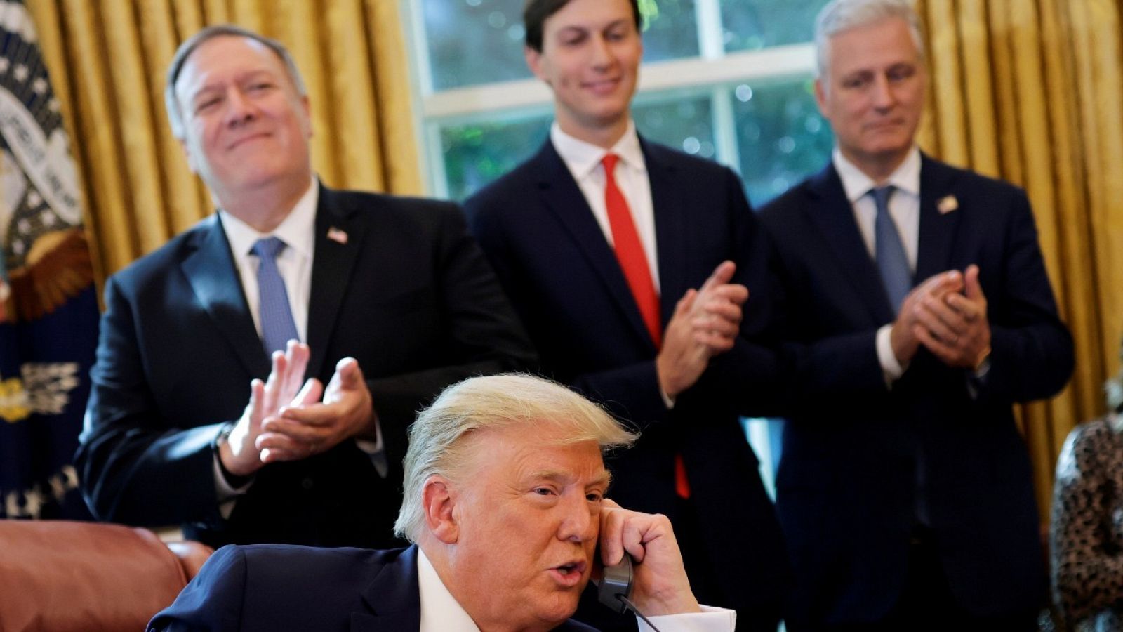 El presidente de Estados Unidos, Donald Trump, hablando por teléfono con los primeros ministros de Israel y de Sudán en el Despacho Oval de la Casa blanca el viernes 23 de octubre de 2020.
