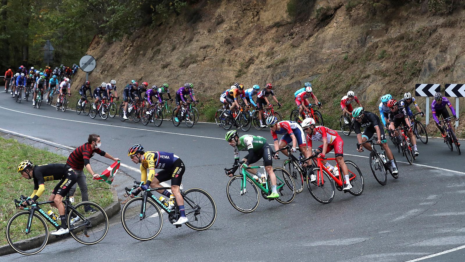 El pelotón durante la primera jornada de la Vuelta 2020, disputada entre Irún y Arrate, de 173 kilómetros.