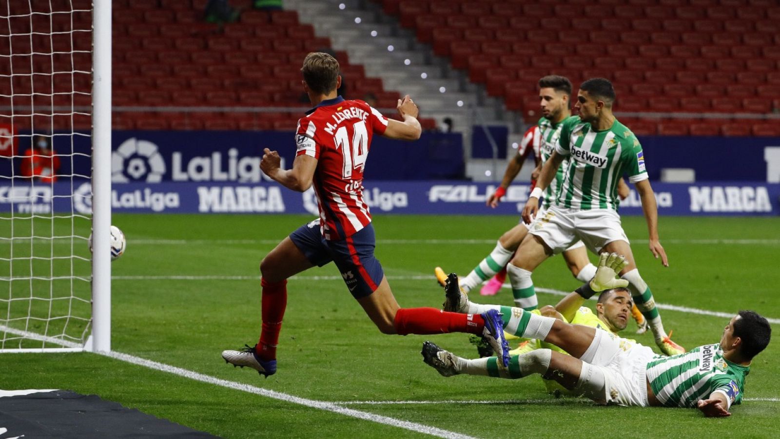 Acción del gol del jugador del Atlético de Madrid Marcos Llorente ante el Betis en la séptima jornada de la Liga 2020-2021.