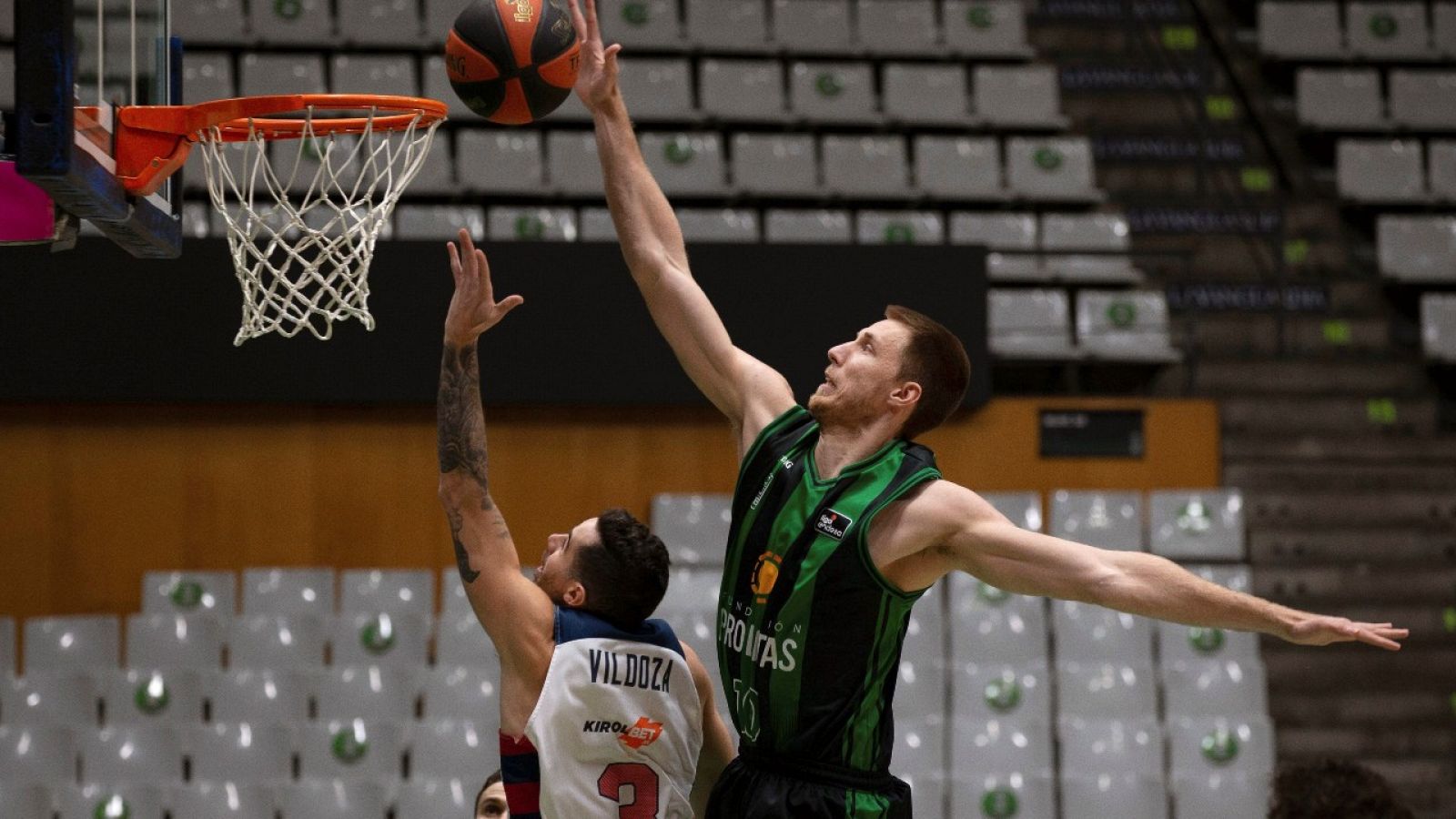 El base argentino del Baskonia Luca Vildoza (i) defiende al pivot eslovaco Vladimir Brodziansky (d) durante el partido correspondiente a la séptima jornada de la Liga Endesa entre el Joventut de Badalona y el Baskonia.