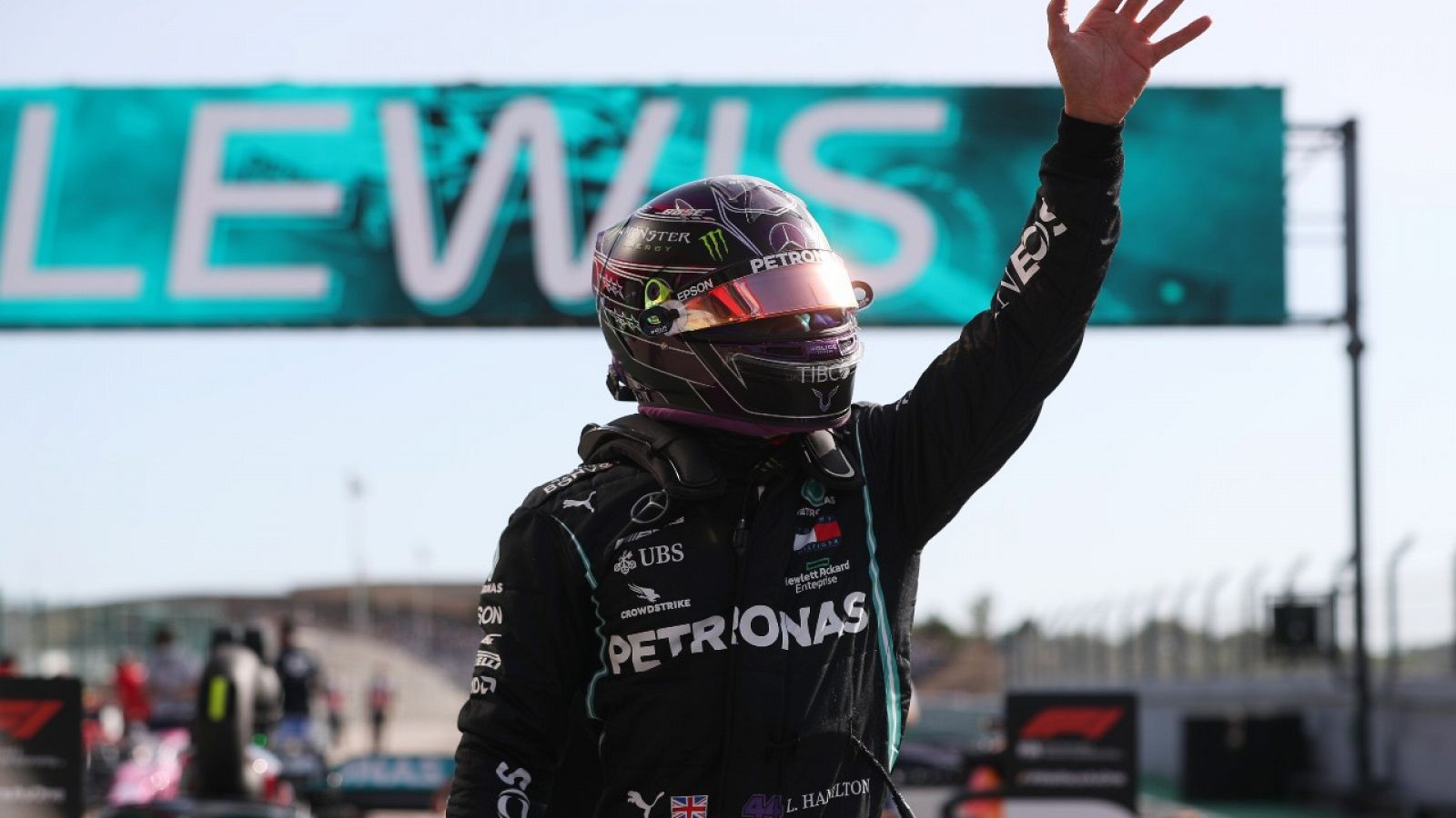 Lewis Hamilton saluda al público en el GP de Portugal de F1 de 2020.