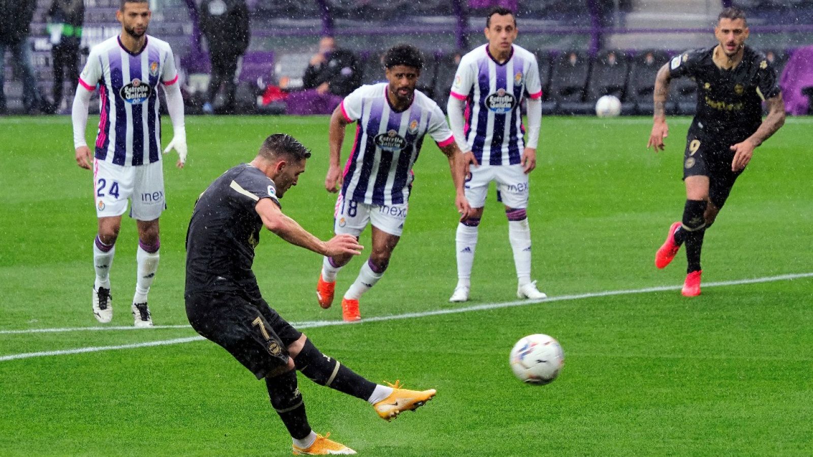 El delantero del Alavés Lucas Pérez (d) lanza un penalti ante el Valladolid en la séptima jornada de la Liga 2020-2021.