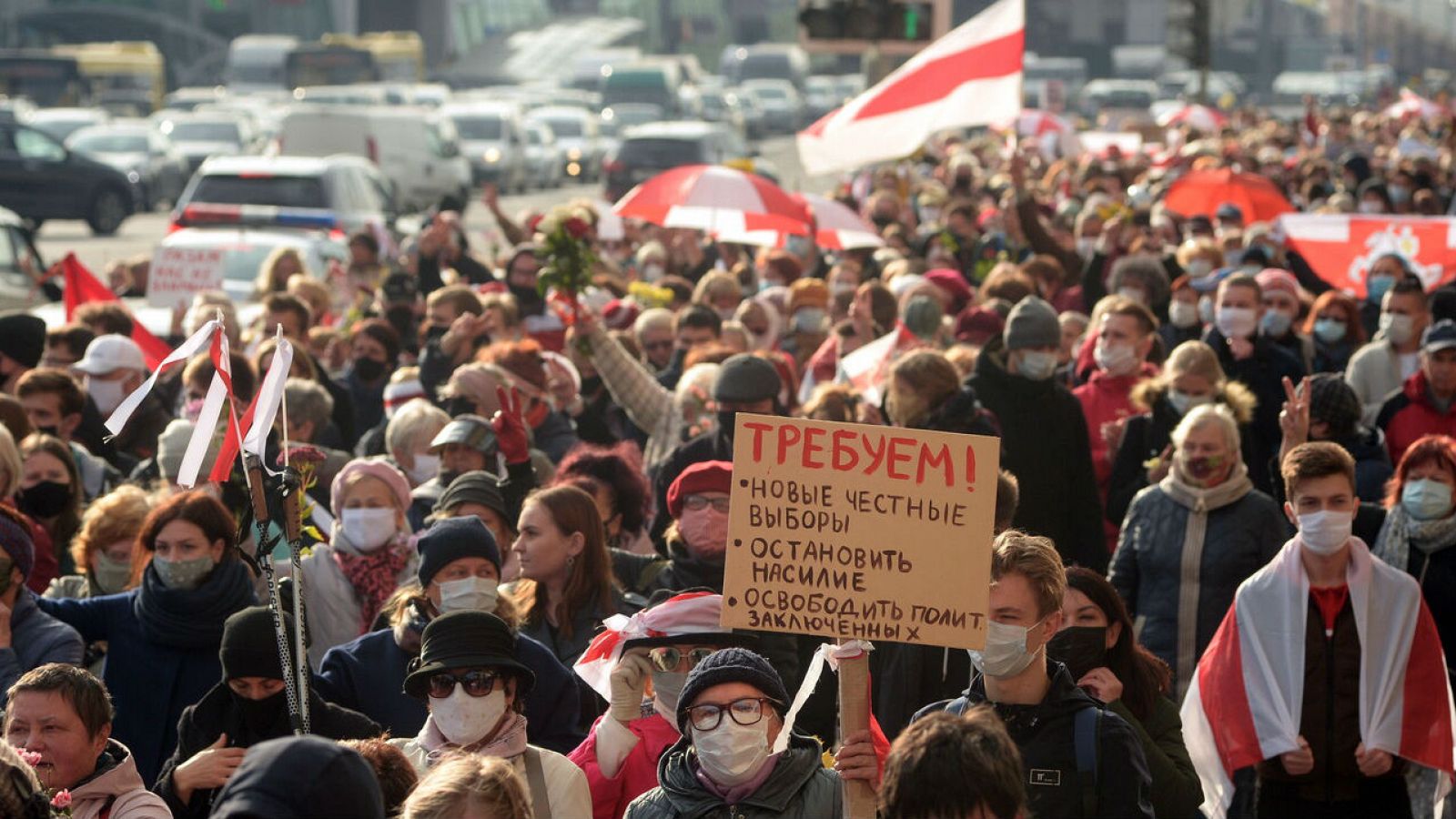 Los jubilados y estudiantes bielorrusos marchan durante una manifestación para protestar contra los resultados de las elecciones presidenciales en Minsk, Bielorrusia, el 26 de octubre de 2020.