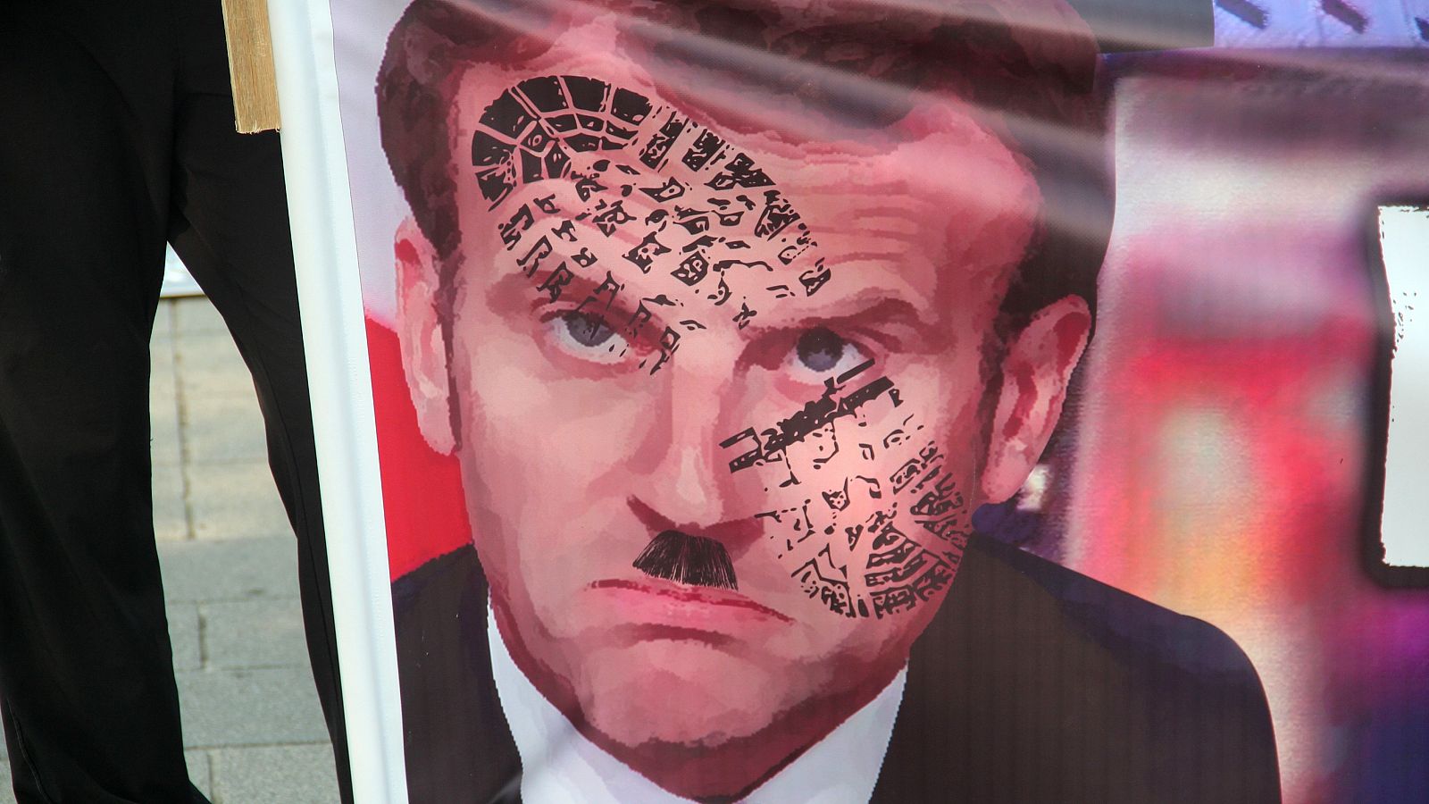 Retrato de Emmanuel Macron en una pancarta durante la manifestación.