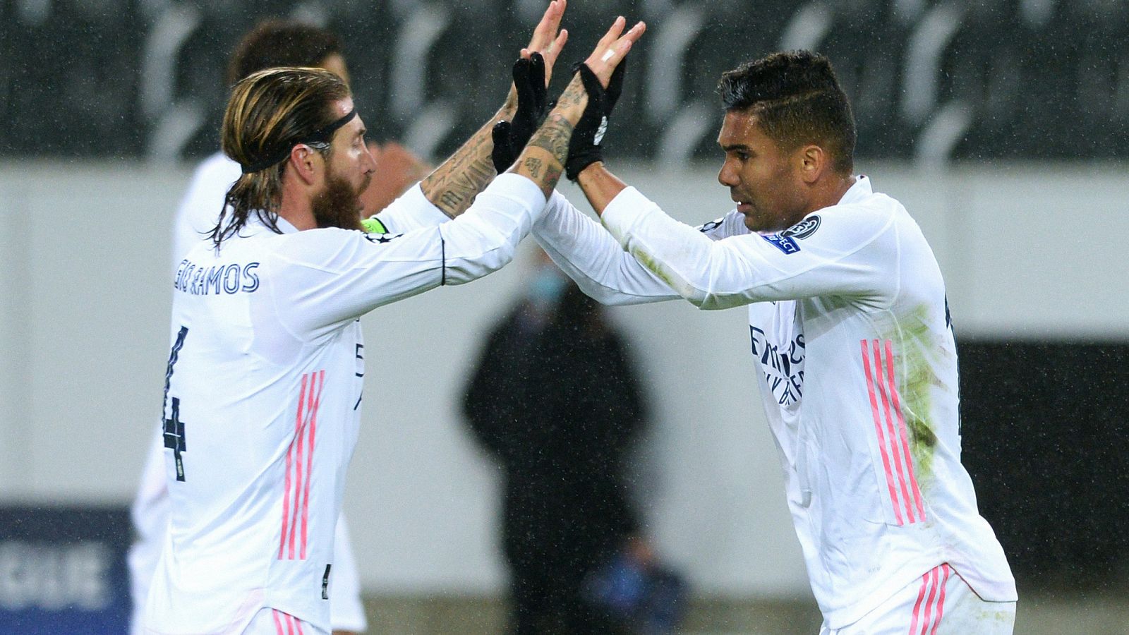 Casemiro celebra el gol del empate con Ramos.