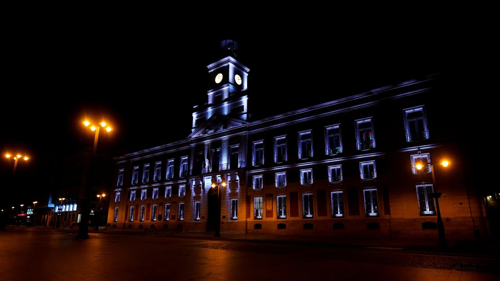 La Puerta del Sol de Madrid, prácticamente vacía por el toque de queda en vigor en la capital.