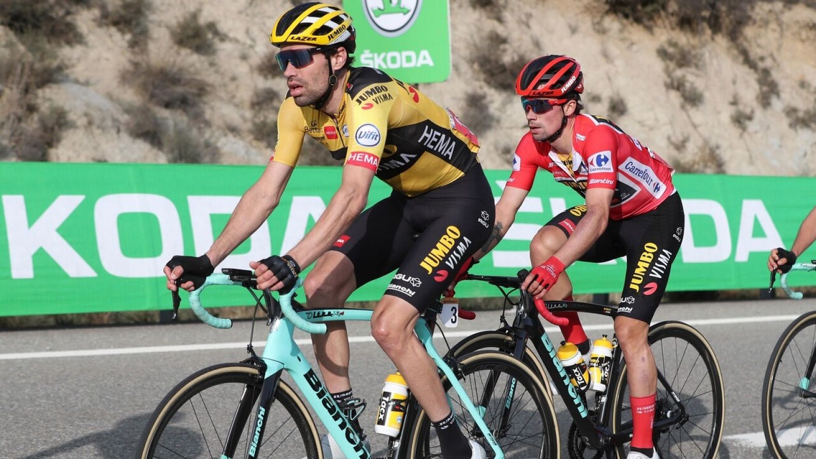 Tom Dumoulin, a la izquierda, escoltando a Primoz Roglic en una etapa de la Vuelta.