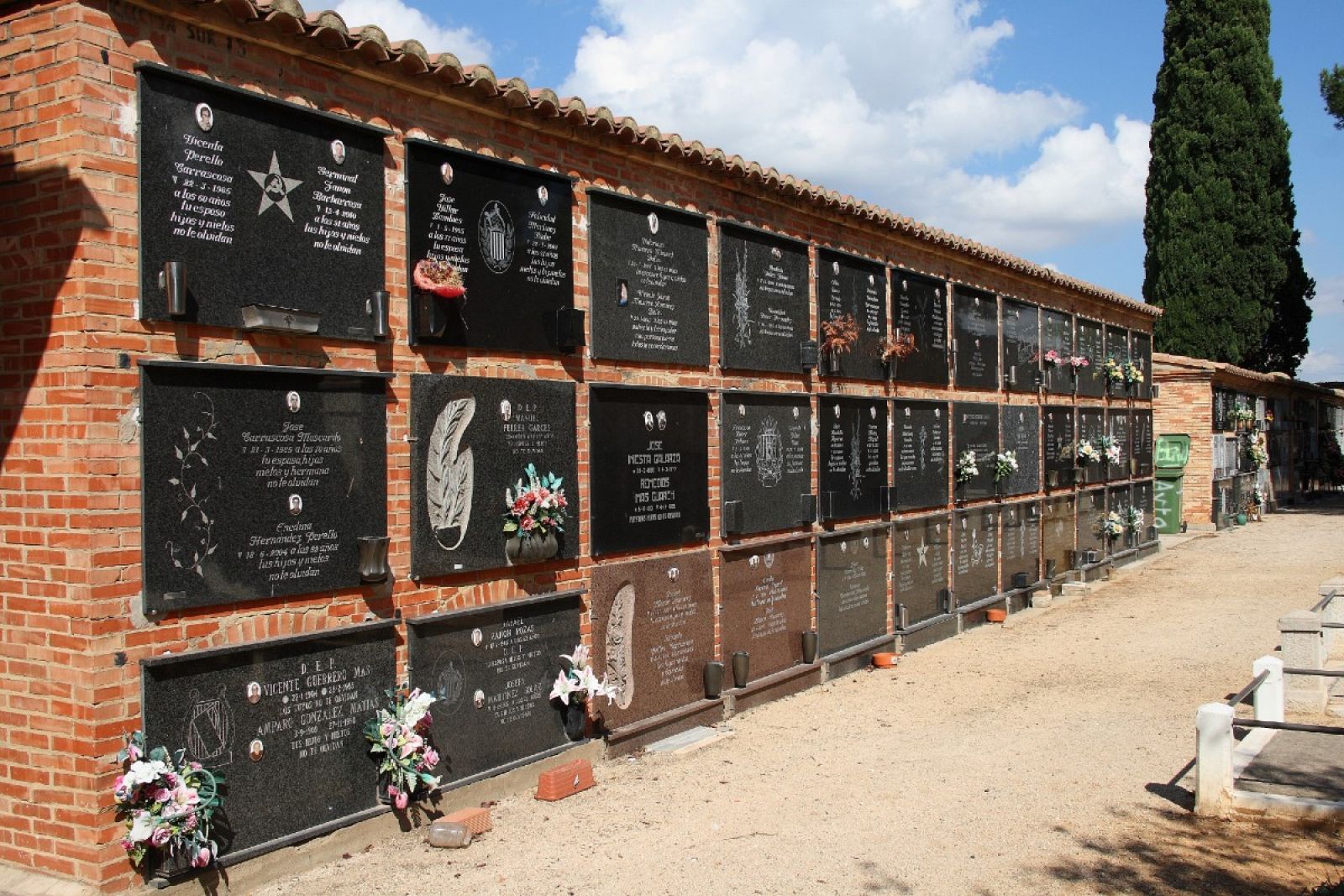 Imagen del cementerio de Buñol con lápidas y nichos con simbología masónica, republicana o perteneciente a librepensadores