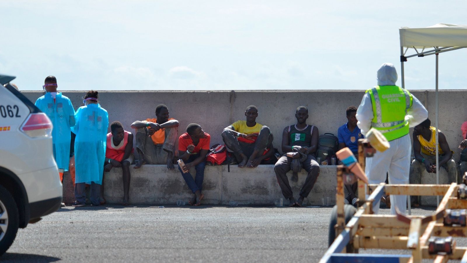 Un grupo de inmigrantes atendidos por Cruz Roja en el puerto de La Estaca (El Hierro) en una foto de archivo
