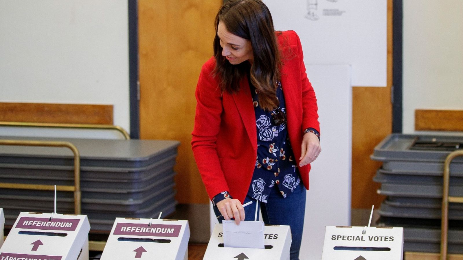 La primera ministra de Nueva Zelanda, Jacinda Ardern, votando para los comicios generales y los referendos del pasado 17 de octubre de 2020.