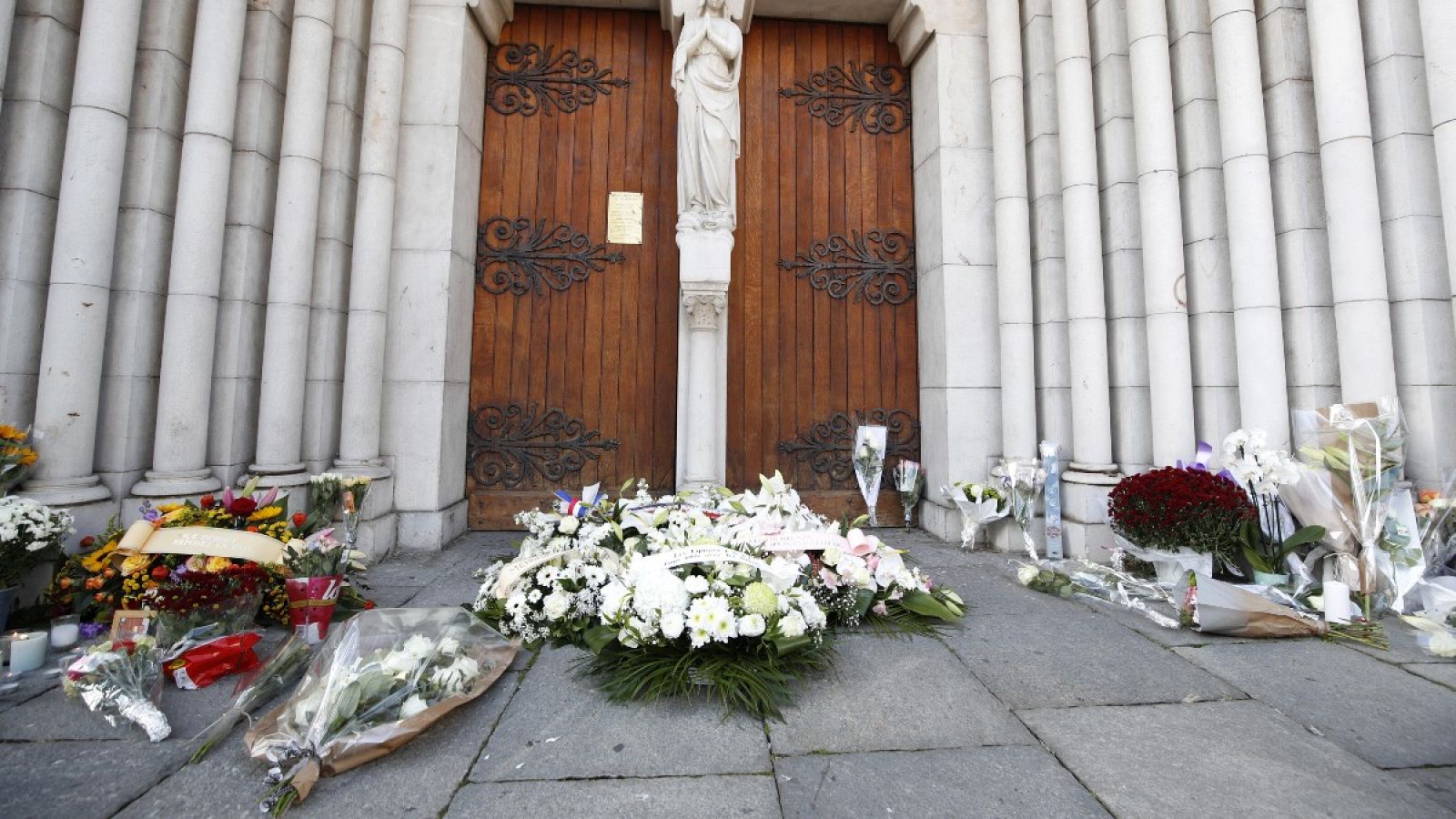 Ramos de flores frente a la Basílica de Notre Dame en Niza, donde se produjo el ataque terrorista.