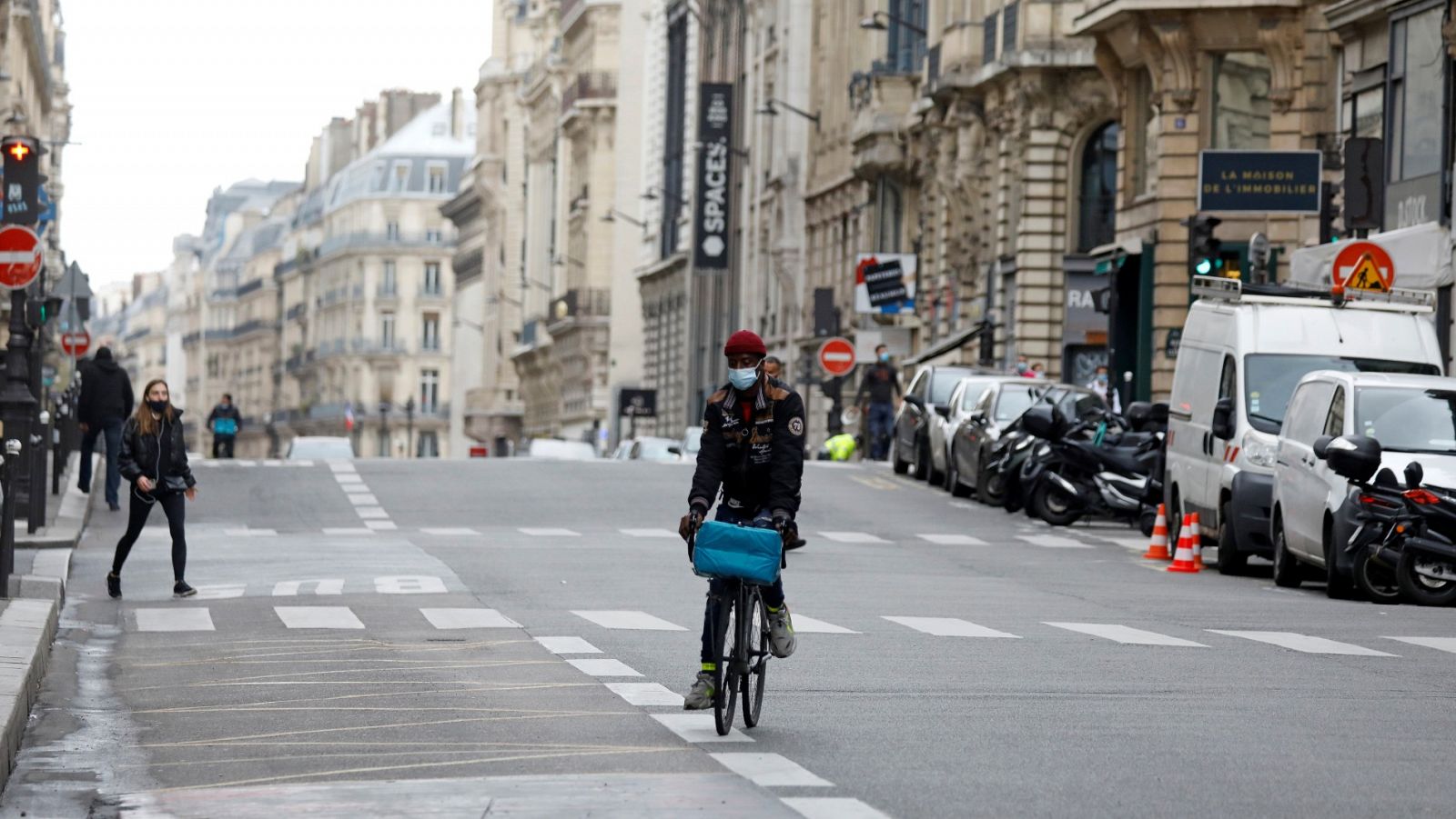 Una calle de París casi desierta por la pandemia