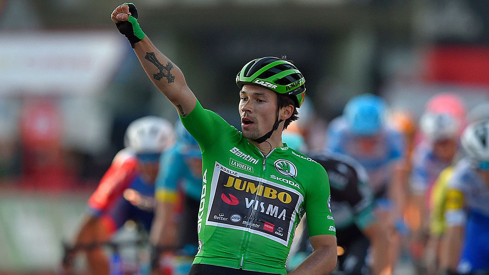Primoz Roglic (Jumbo Visma) celebra en la meta de Suances su tercera victoria parcial en la Vuelta 2020.