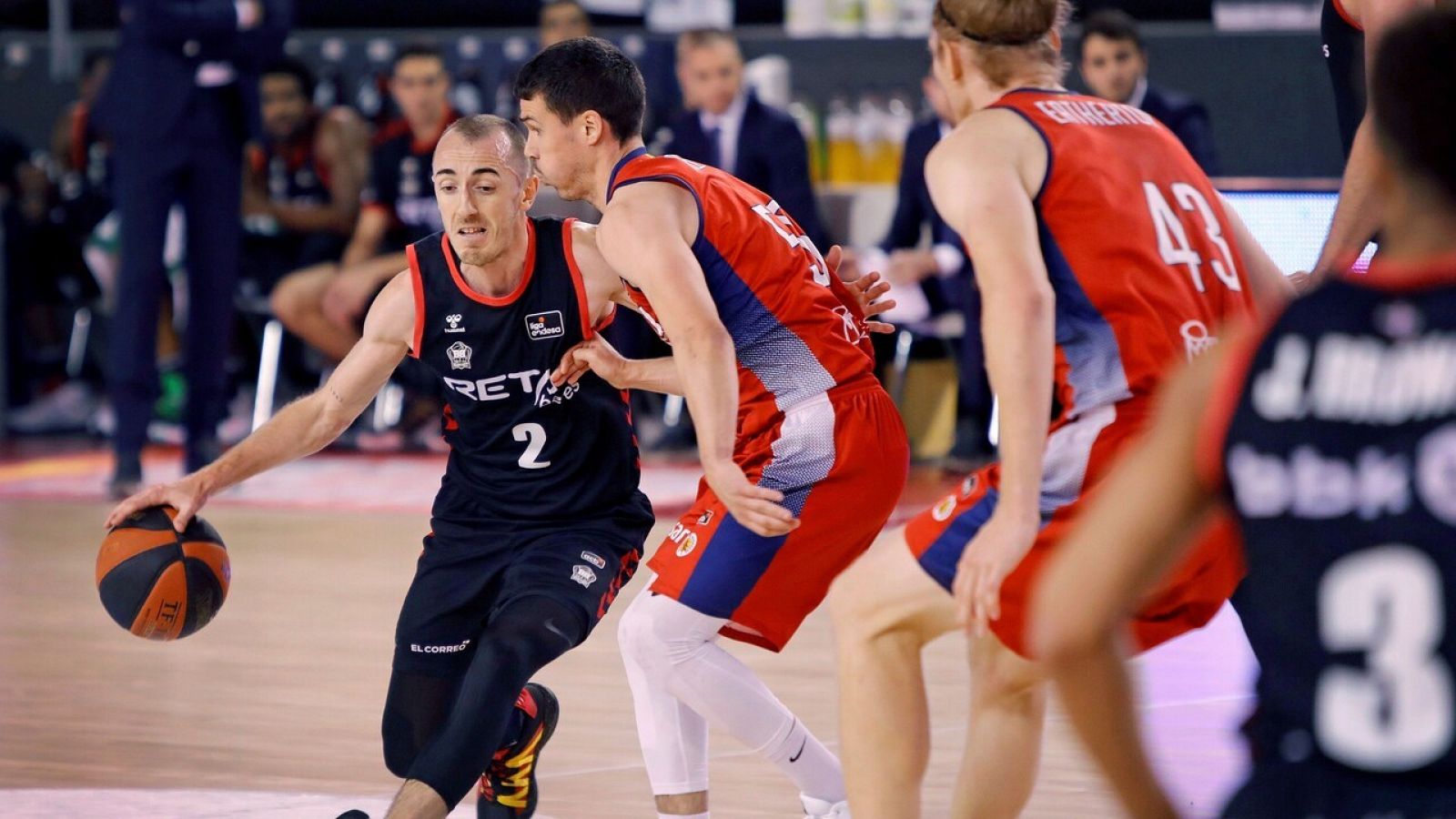 El base francés de Bilbao Basket, Joanthan Rouselle (i), con el balón ante el jugador del Manresa, Guillem Jou.