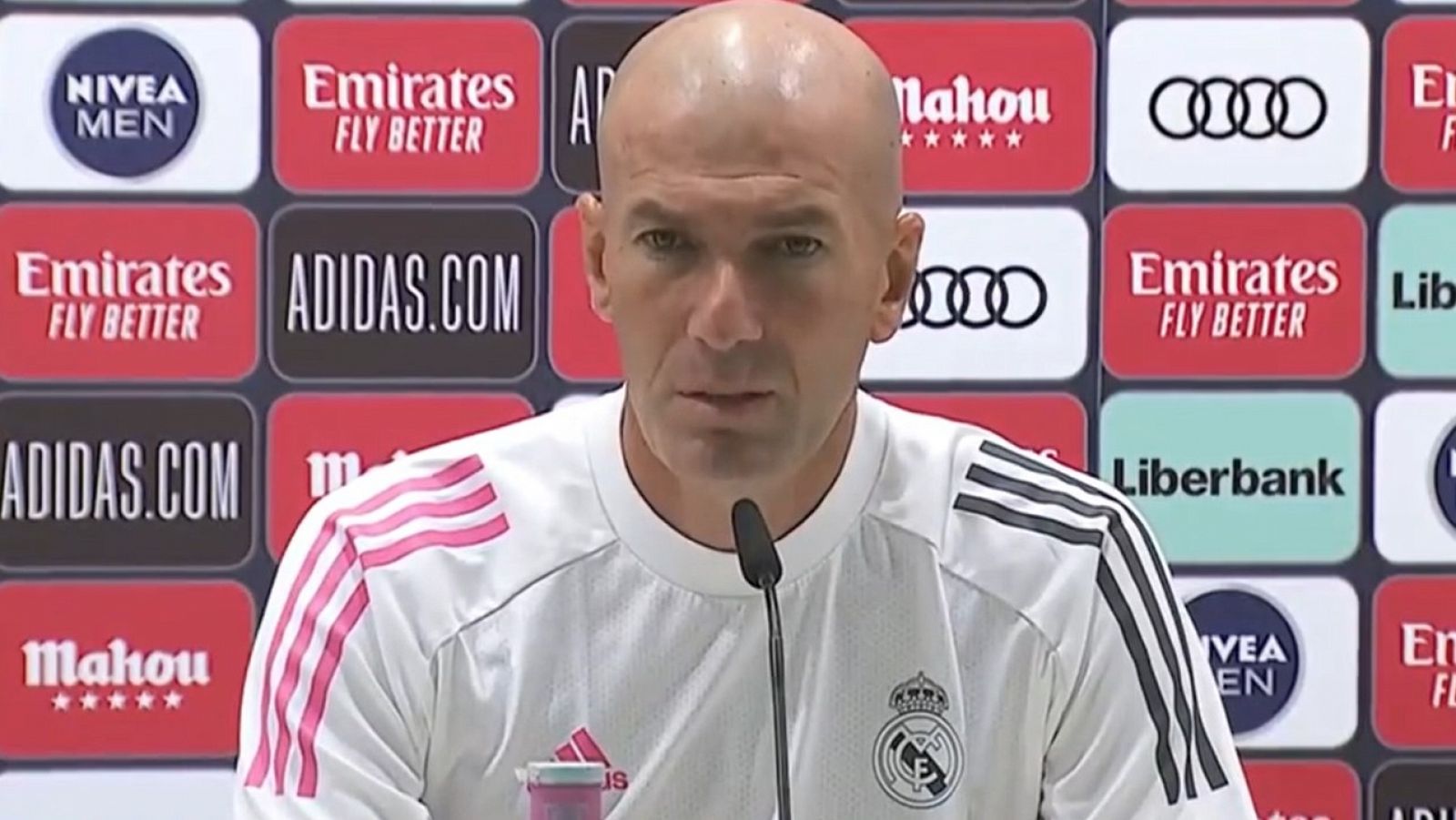 El técnico del Real Madrid, Zinedine Zidane, atiende a la prensa.