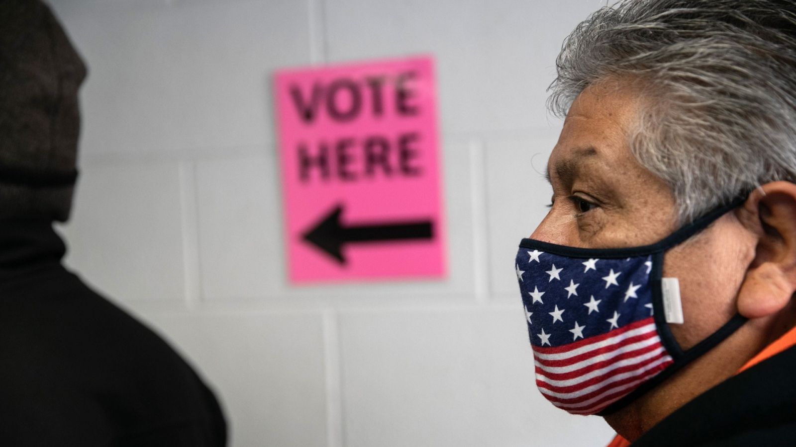 Fila de votantes en un colegio electoral en Michigan
