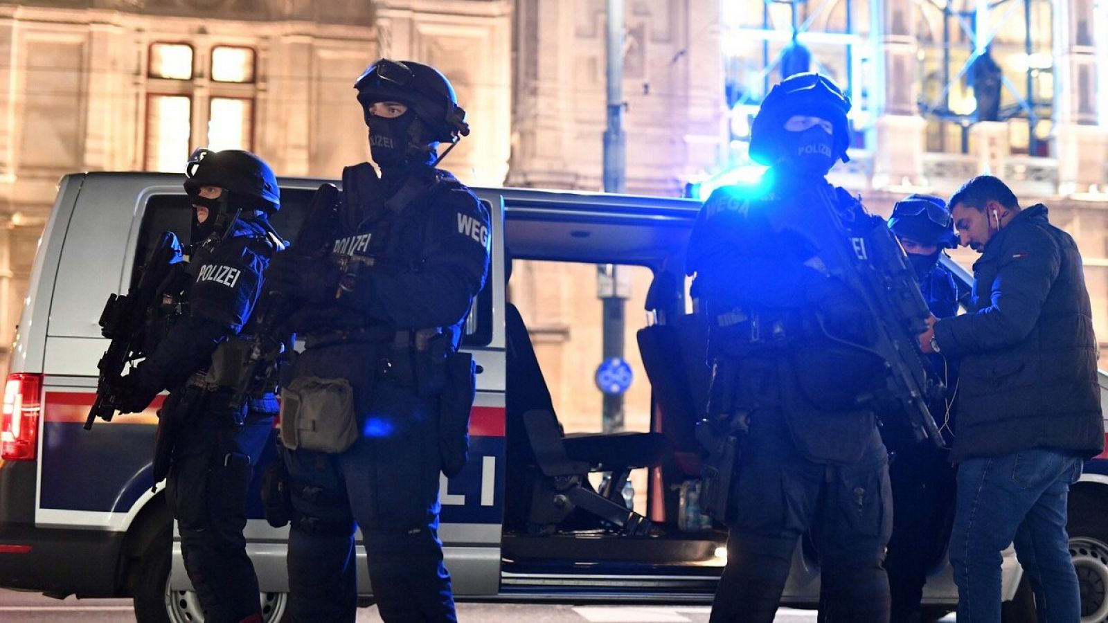Policías armados en el centro de Viena