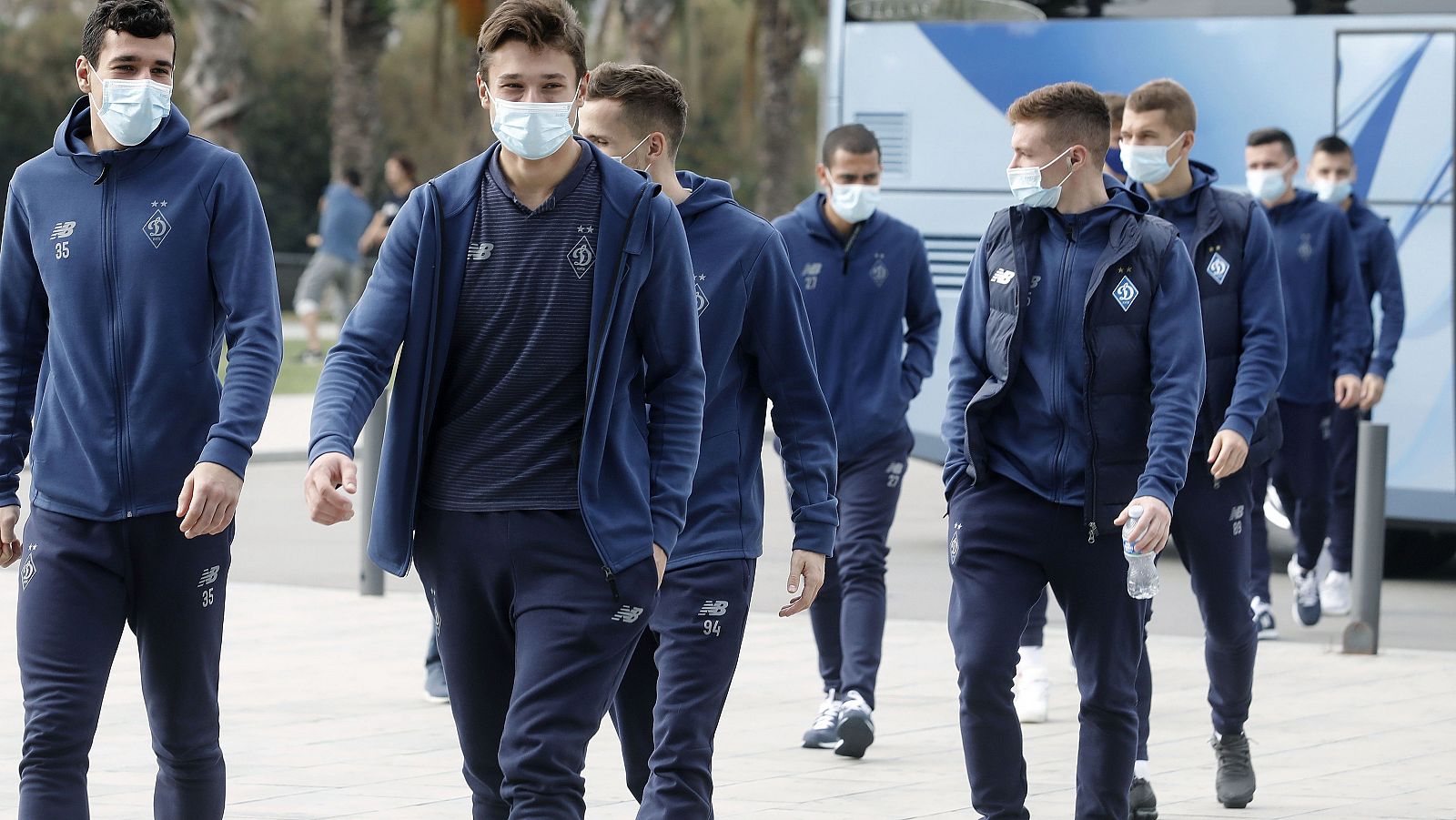 Los jugadores del Dinamo de Kiev a su llegada a su hotel en Barcelona.
