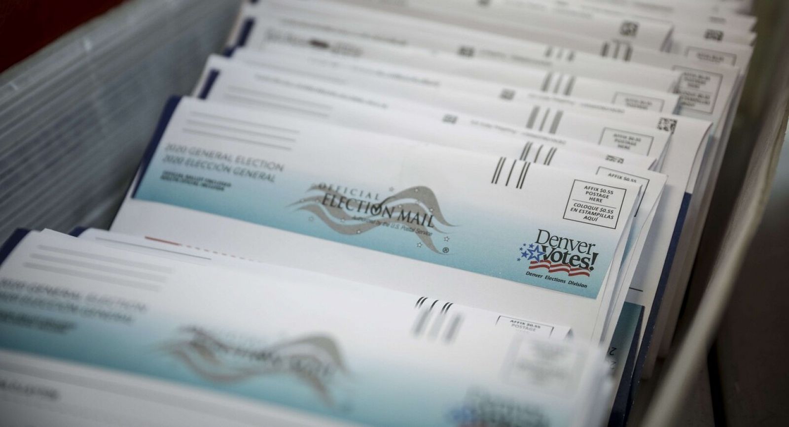 Una caja con votos emitidos por correo esperan ser validados en Denver, estado de Colorado.