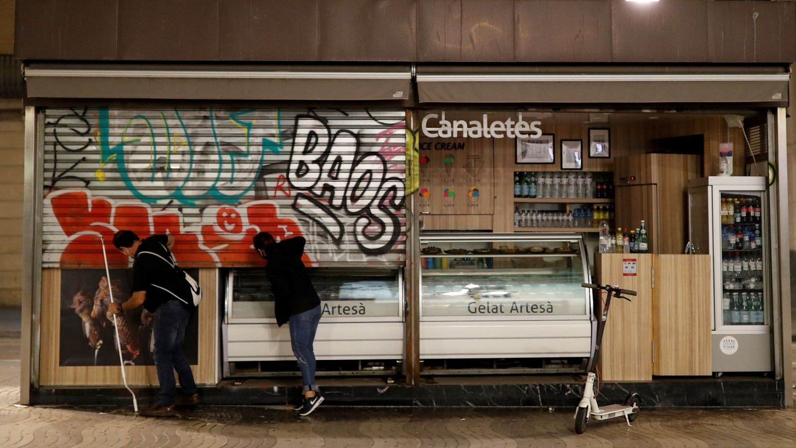 Cierre de una heladería en Barcelona Cierre de una heladería en Barcelona