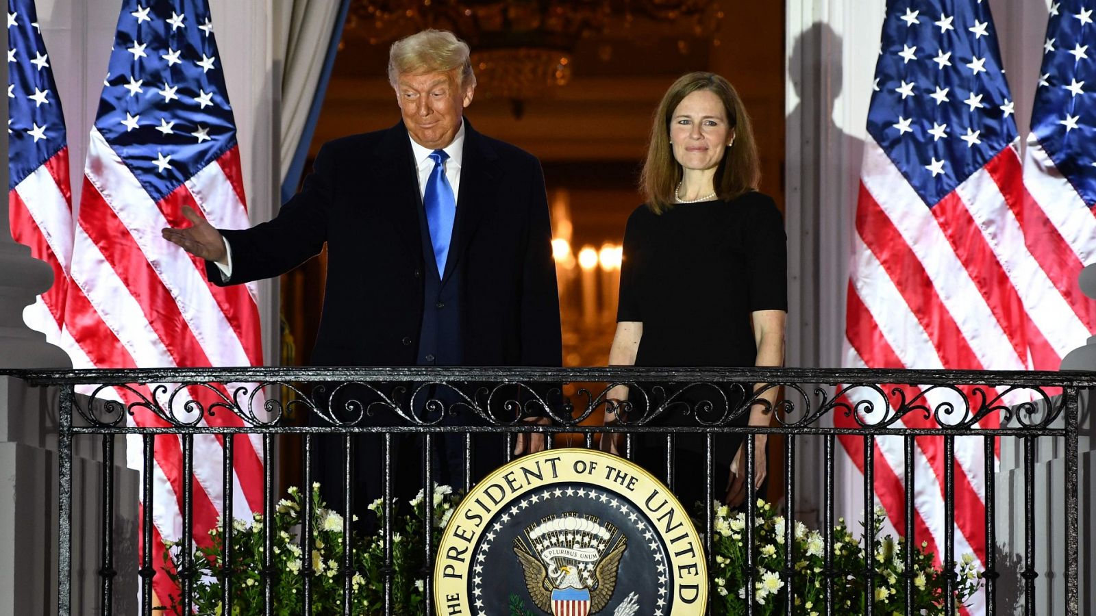 Donald Trump junto a la jueza conservadora del Tribunal Supremo Amy Coney Barrett.