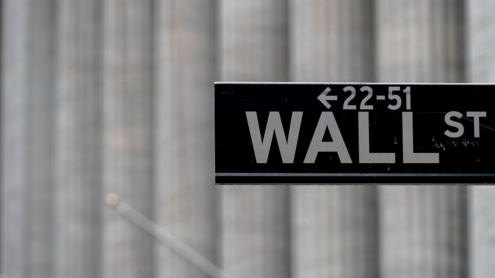 Placa de la calle Wall Street donde se ubica la bolsa estadounidense