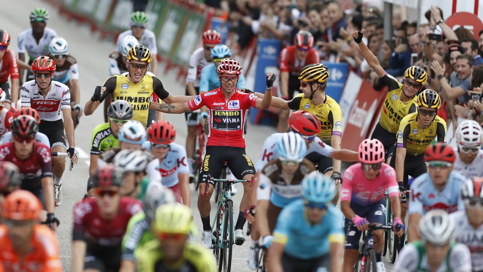 Imagen de archivo de que Primôz Roglic (c), en la que celebra junto a su equipo coronarse como ganador de la Vuelta a España 2019