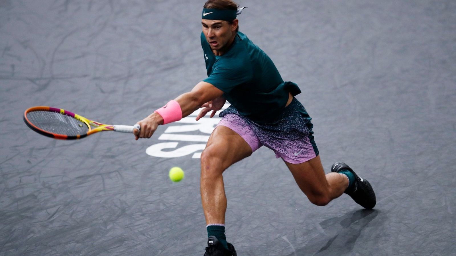 Imagen de Rafa Nadal en su partido ante Jordan Thompson en los octavos de final del Masters 1000 de París.