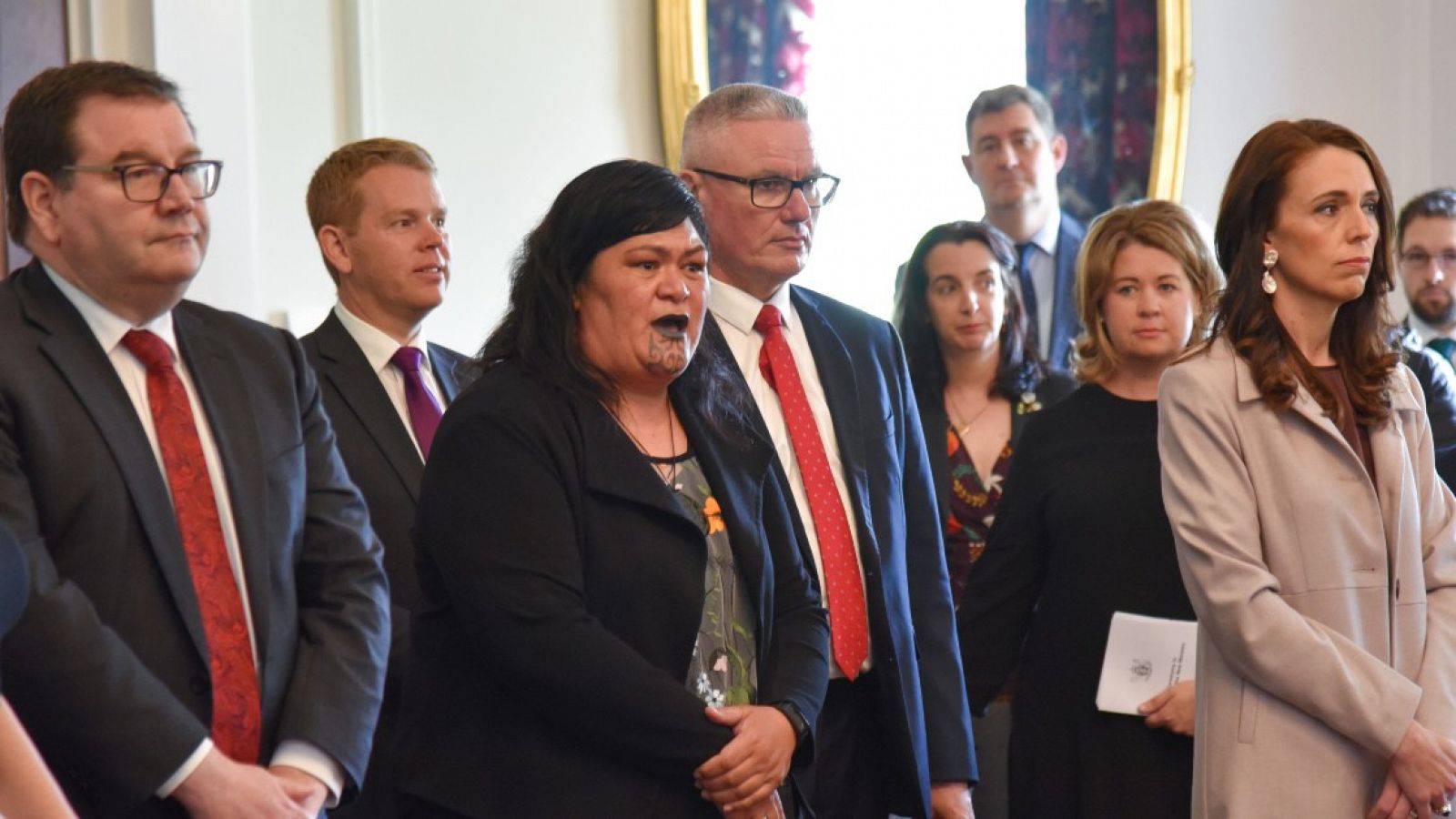 La primera ministra de Nueva Zelanda, Jacinda Ardern (d), junto a otros miembros de su nuevo gabinete durante la ceremonia de  jura de cargo el viernes 6 de noviembre de 2020 en Wellington.