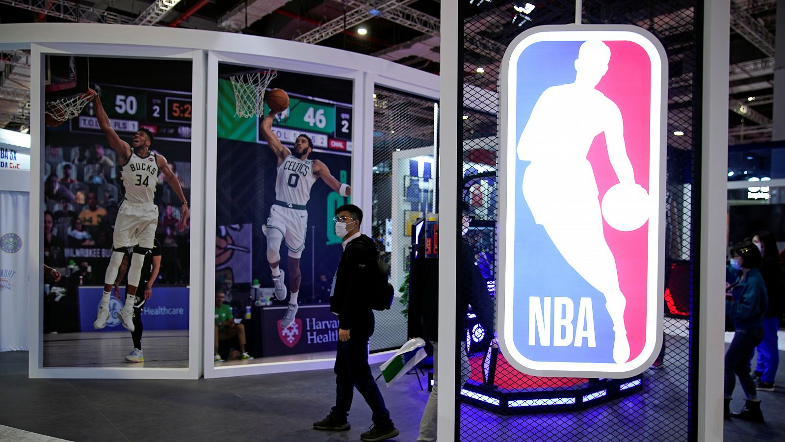 El logo de la NBA, en una exposición en China.