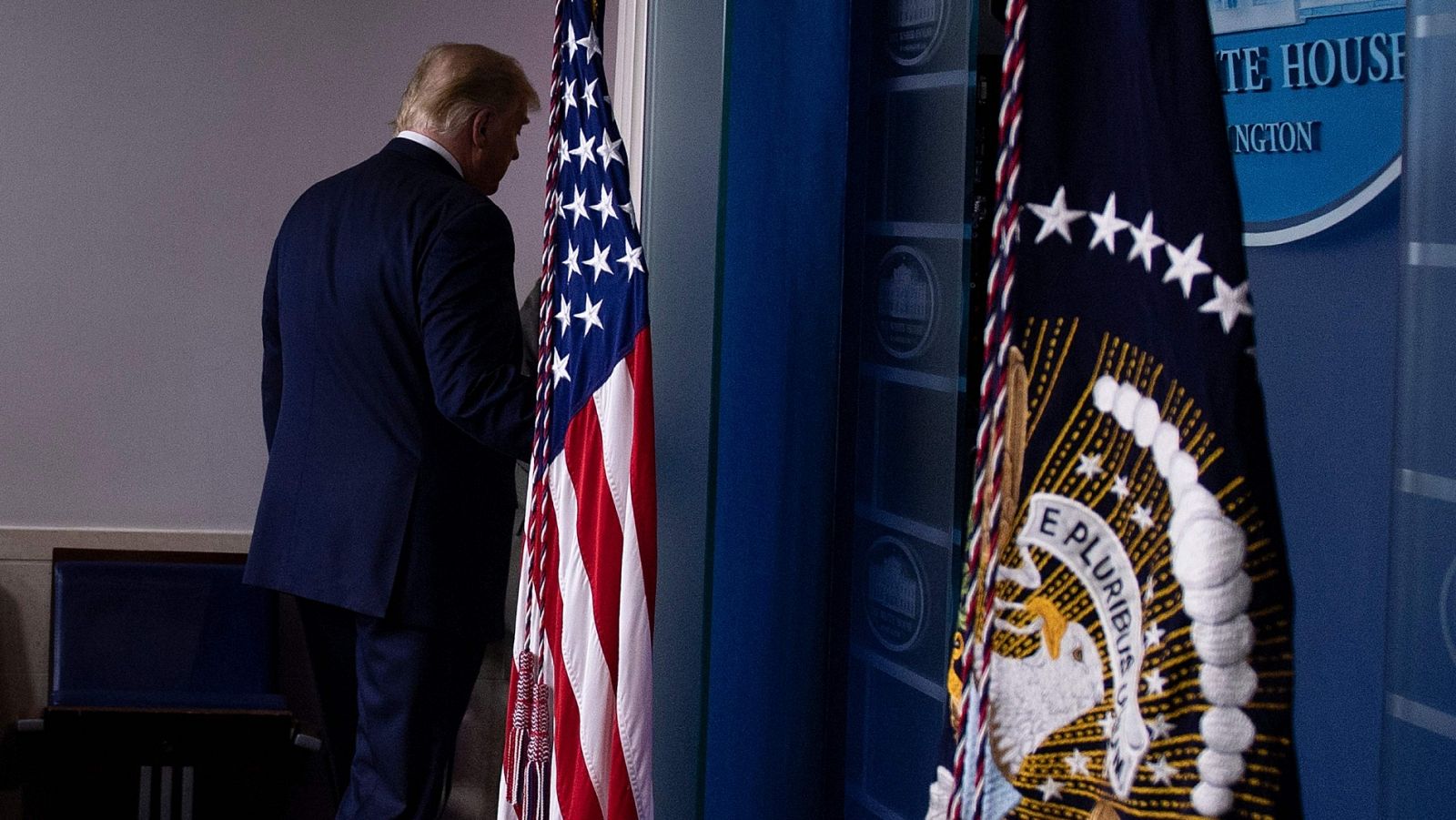 Donald Trump abandona la sala de prensa de la Casa Blanca