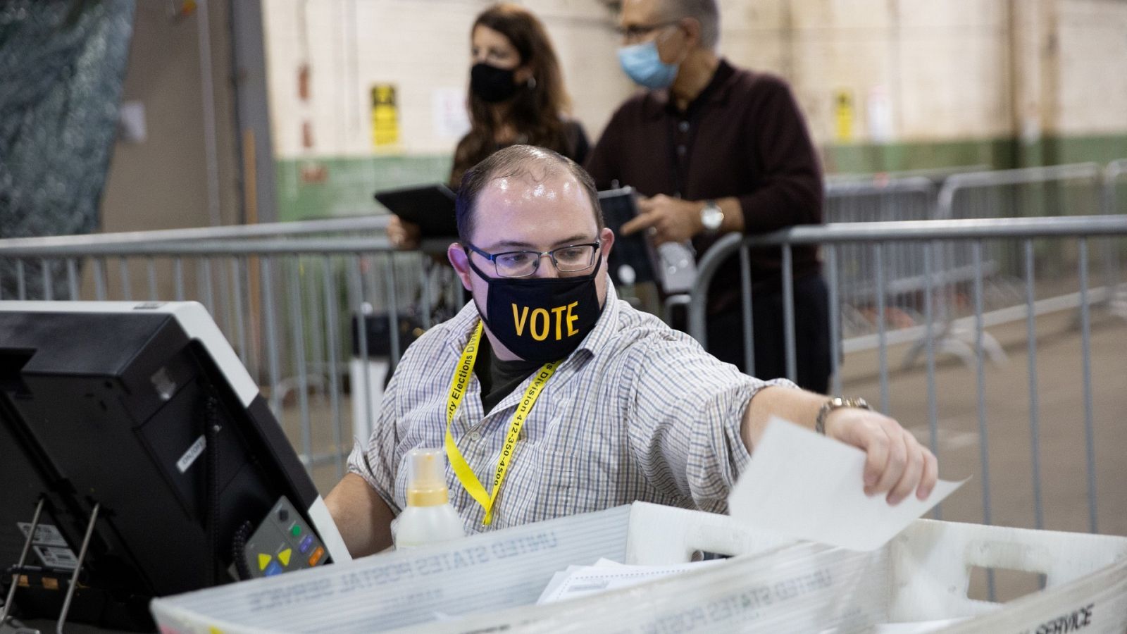 Un trabajador electoral cuenta votos en un centro de Pittsburgh, Pensilvania.
