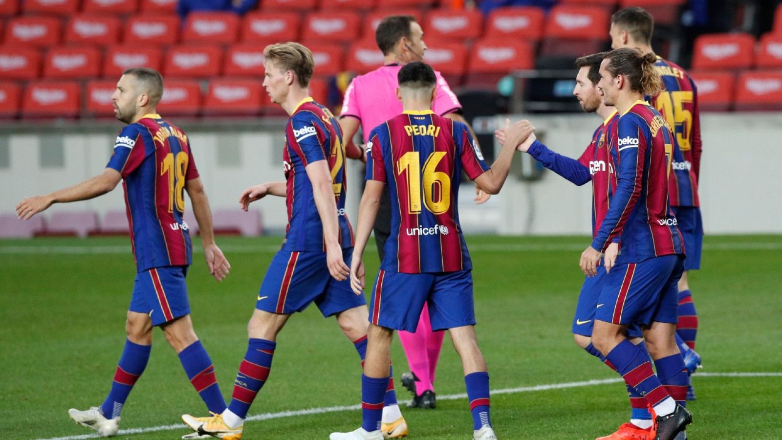 Los jugadores del FC Barcelona celebran uno de sus cinco tantos ante el Betis.