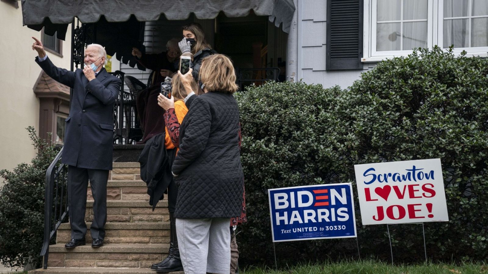 Joe Biden posa junto a asus nietas en la casa de su infancia en Scranton, Pensilvania, el día de la jornada electoral.