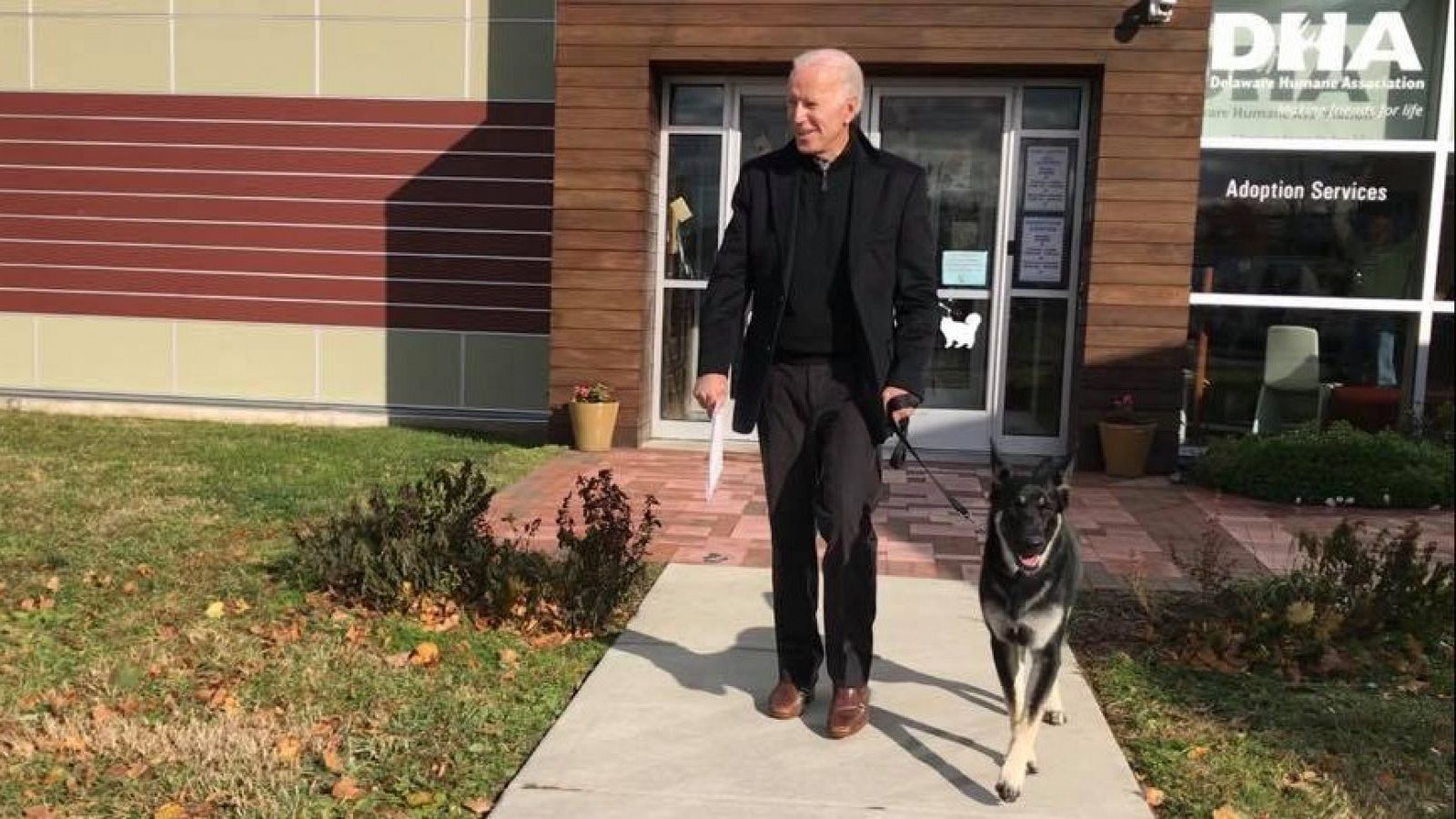 Joe Biden, tras adoptar a su perro 'Major' en un refugio para animales de Delaware.