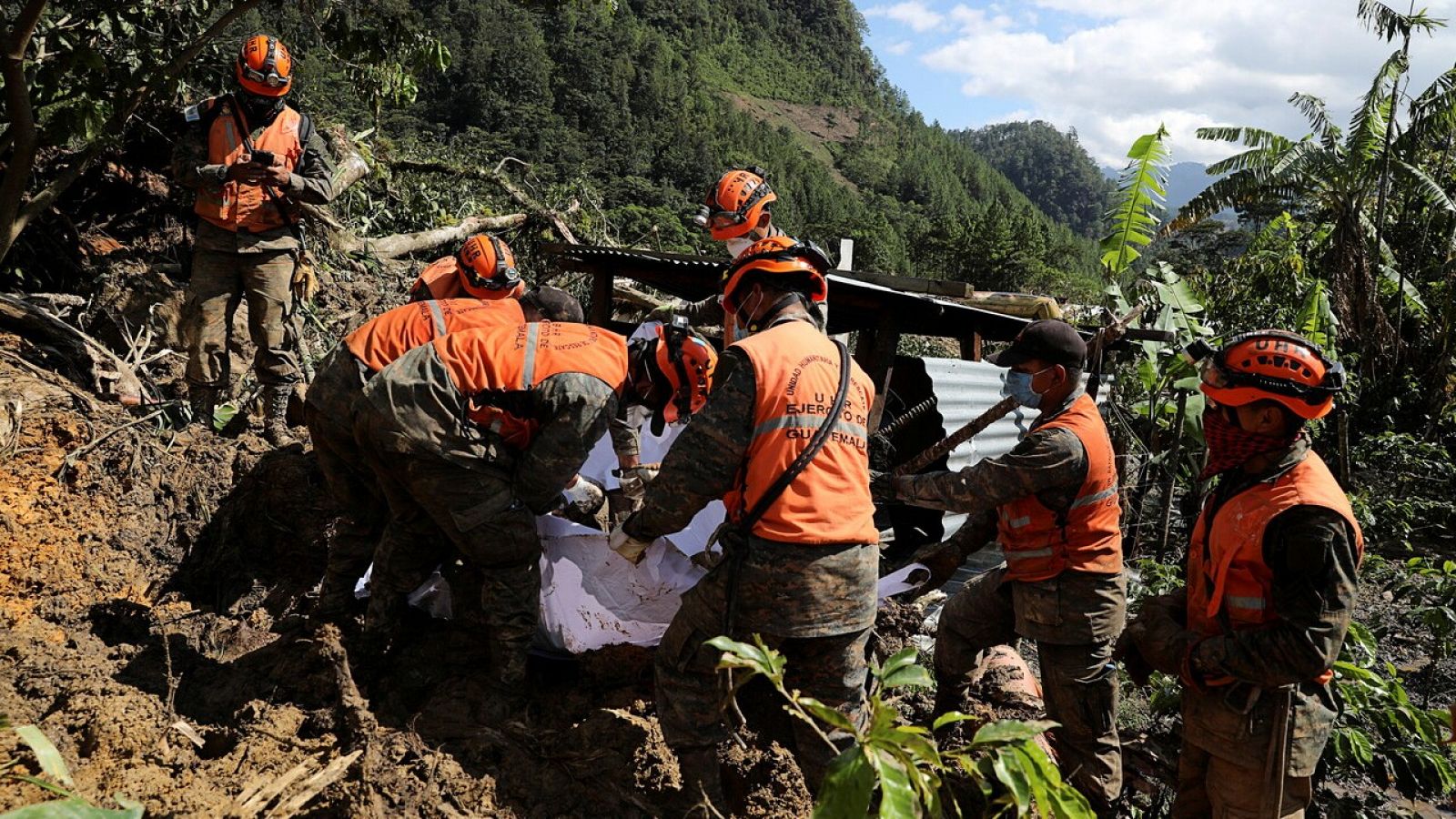 Soldados recuperan un cuerpo de una zona afectada por las fuertes en la aldea de Queja, Guatemala