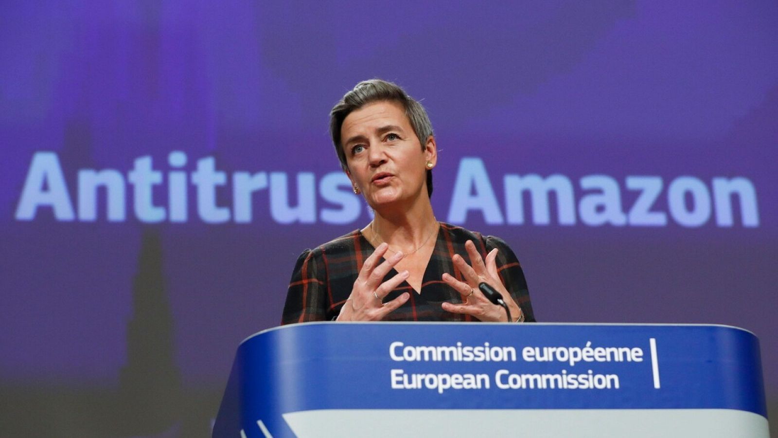 La vicepresidenta de la Comisión Europea, Margrethe Vestager, anuncia en Bruselas la demanda contra Amazon por abuso de poder. Efe/Epa/Olivier Hoslet. 