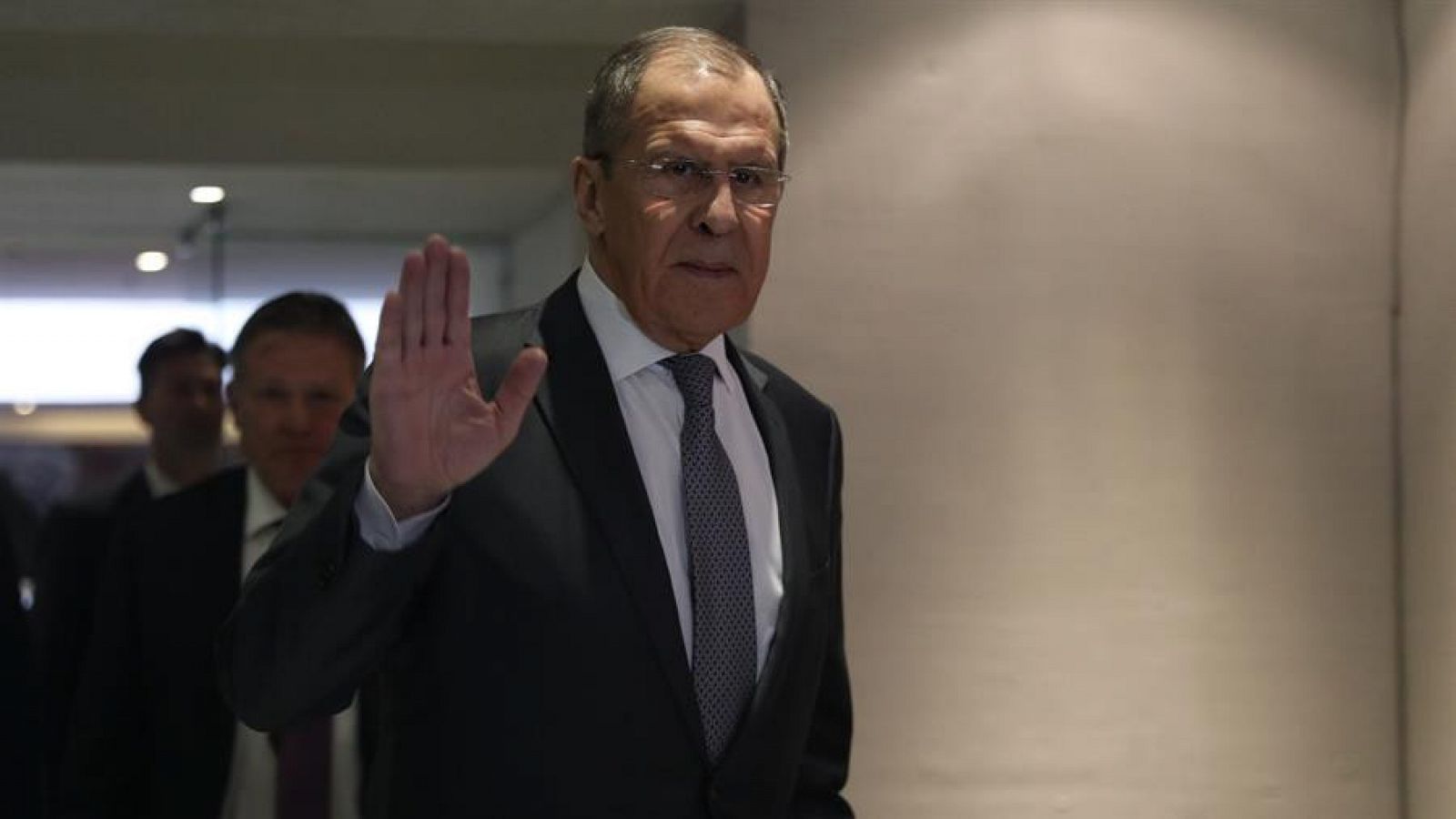El ministro ruso de Exteriores, Serguéi Lavrov, saluda en un pasillo tras una rueda de prensa en México el pasado mes de febrero.